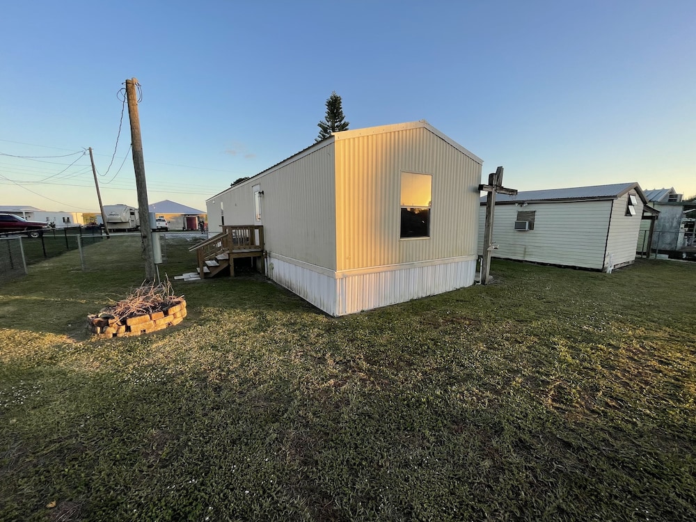 Okeechobee Vacations - Canal Cottage Just Off The Rim Canal 2 Bedroom Cottage by RedAwning - Property Image 1