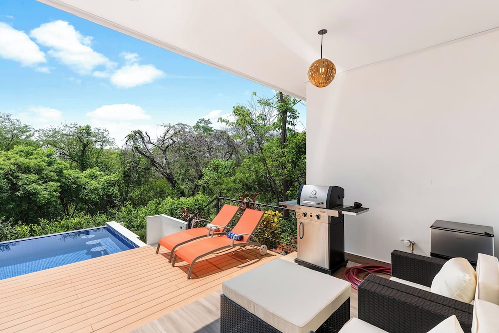 Villa with Minimalist Design & Scenic Deck with Private Infinity Pool and Jungle Views
