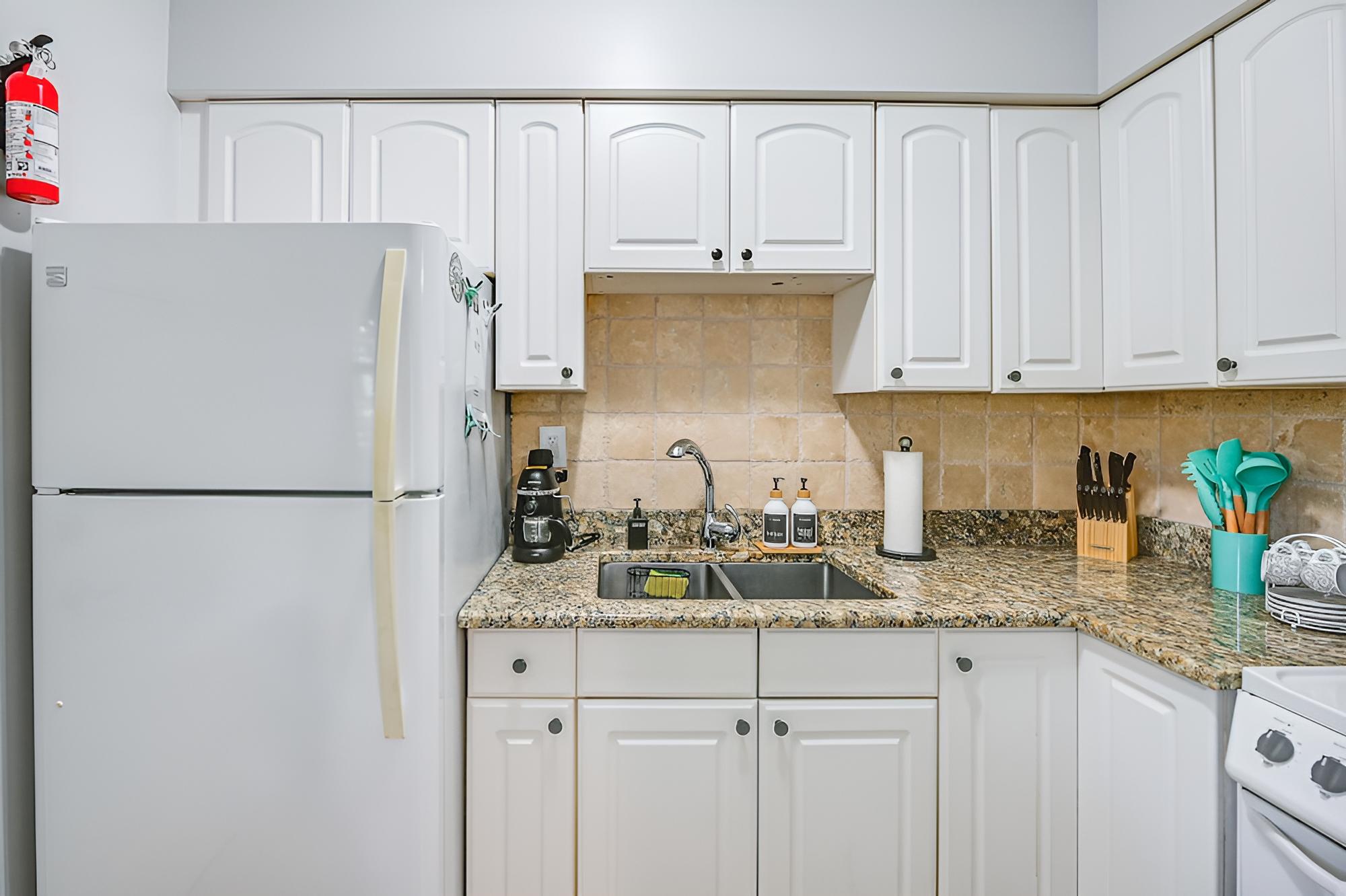 Marco Island Condo w/ Shared Pool < 1 Mi to Beach! view 4