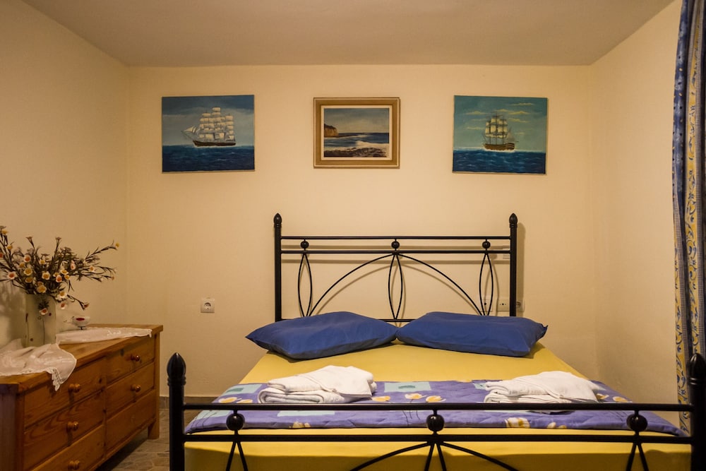 Spacious home with garden in Marathonas view 2