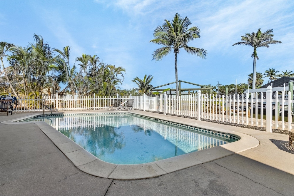5535 Casa De Lujo: Heated Pool W/ Water Views 4 Bedroom Home