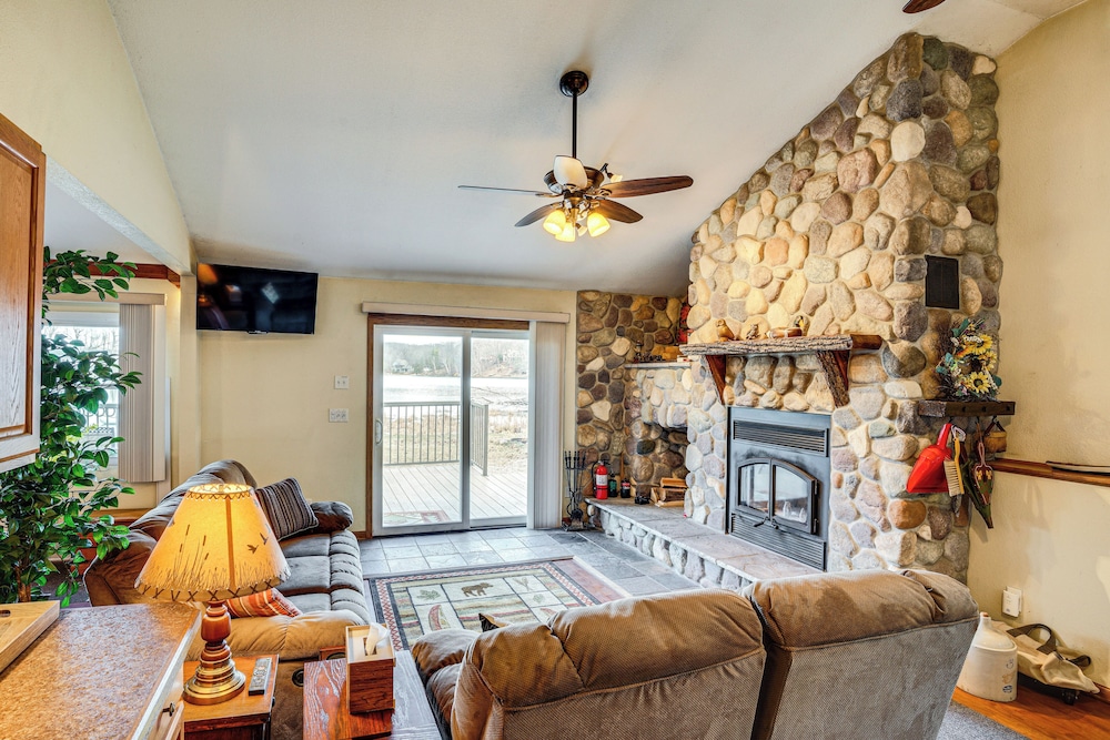 Near Hiking: Lakefront Getaway in Campbellsport!