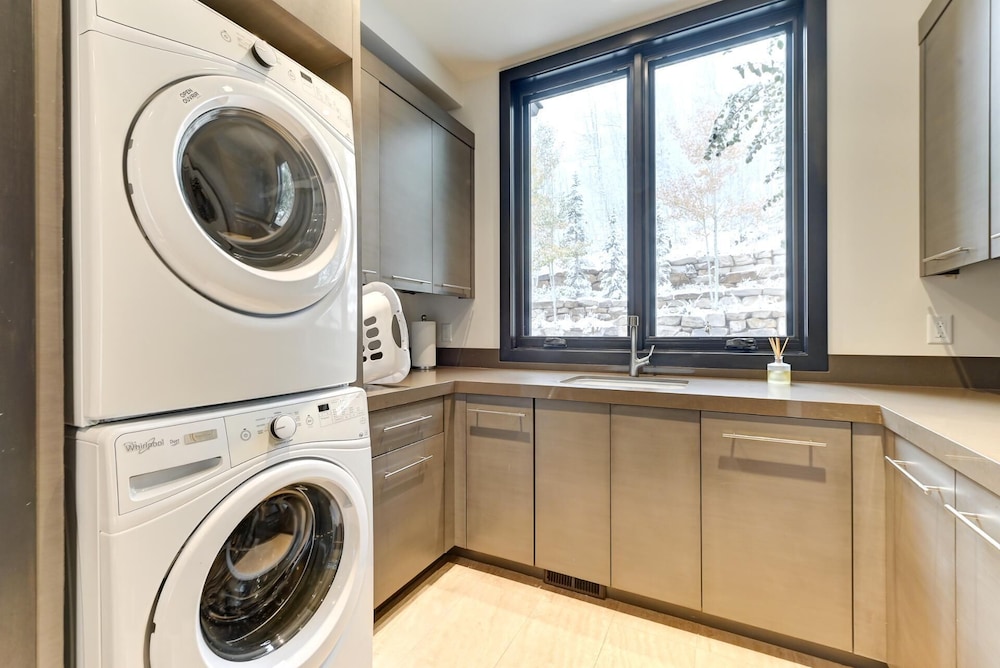 KBM Resorts Walk to Slopes, Sports Court, Private Home Theater, Sleeps 17, Outdoor Hot Tub Pco-184m