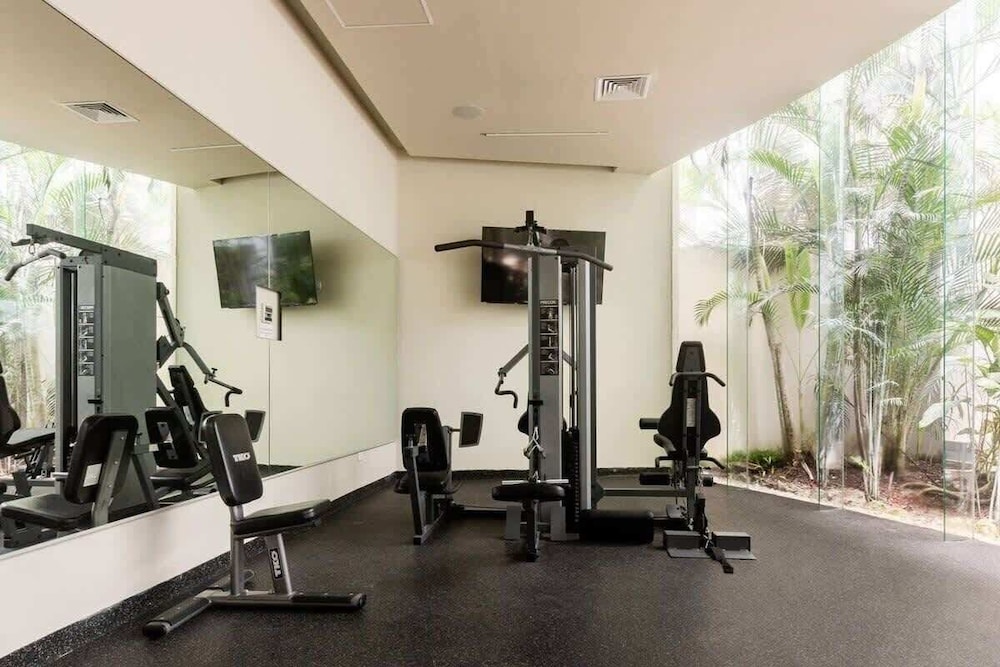 1 Br. Steps From the Beach Roof W/ocean View