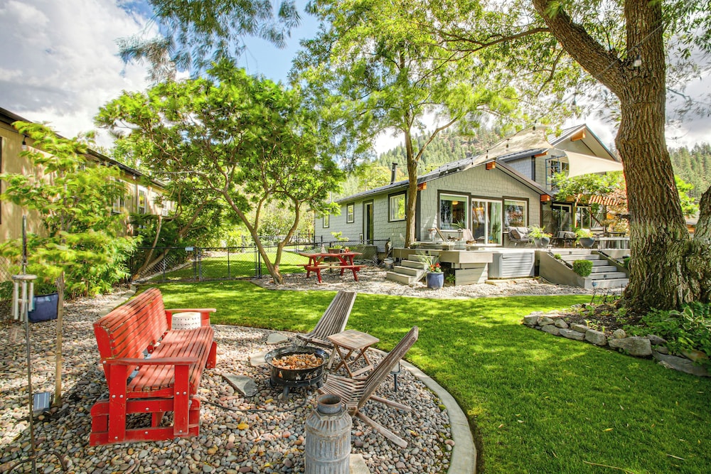 Hot Tub, Deck & Mtn Views: Nine Mile Falls Duplex