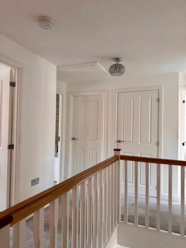 High END Spacious 4 Bed House - Free Parking