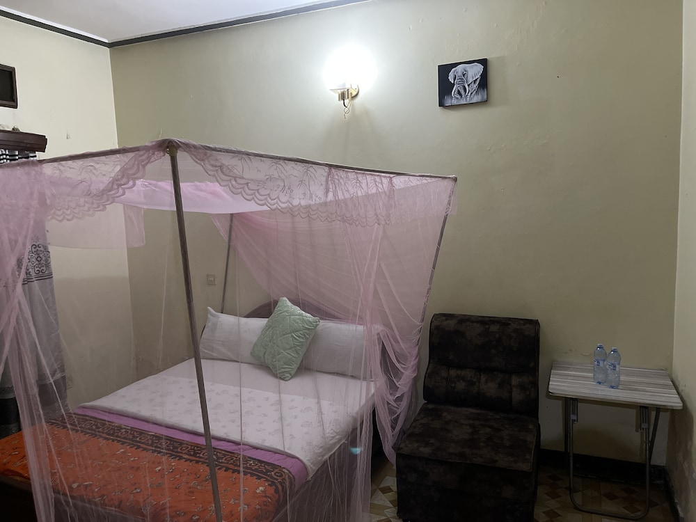 Abyssinia Guesthous Entebbe view 4
