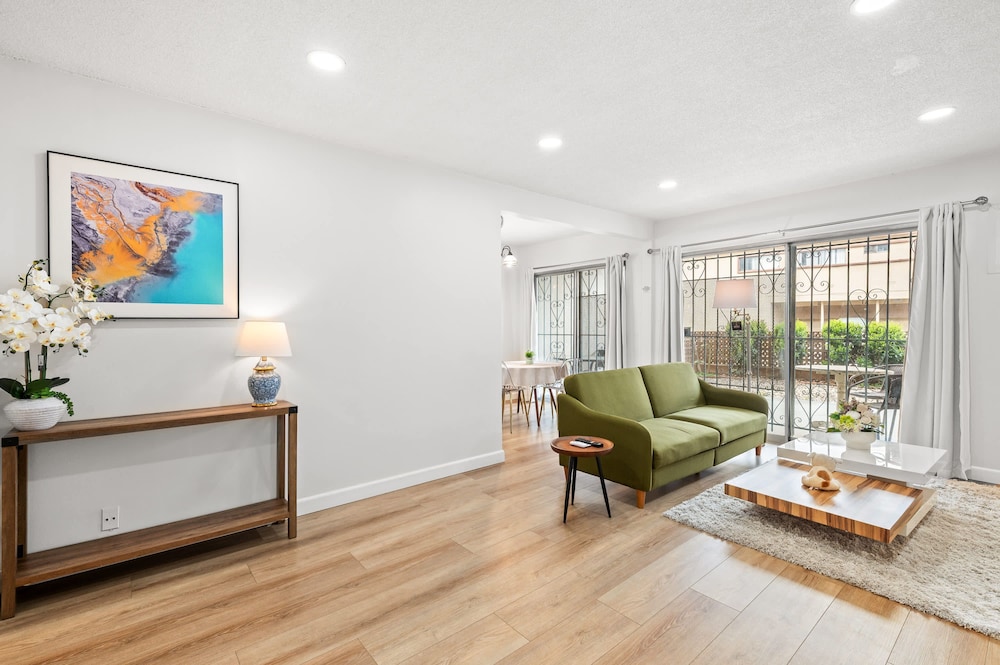 Modern Cozy Retreat Stylish Stay With Patio Parking