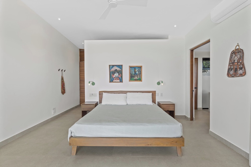 Luxurious Ultramodern Property with Private Suites, Infinity Pool, and Sweeping Ocean and Mountain Views