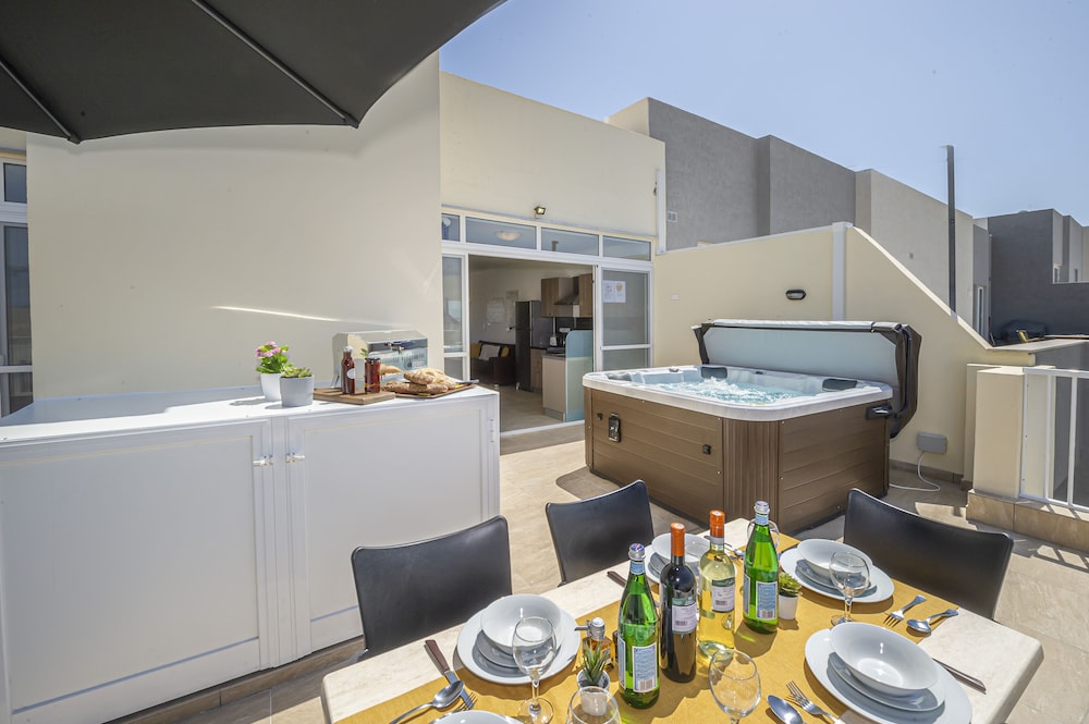 Mellieha Vacations - Summer Breeze Penthouse with large Terrace and Hot Tub by Getaways Malta - Property Image 1