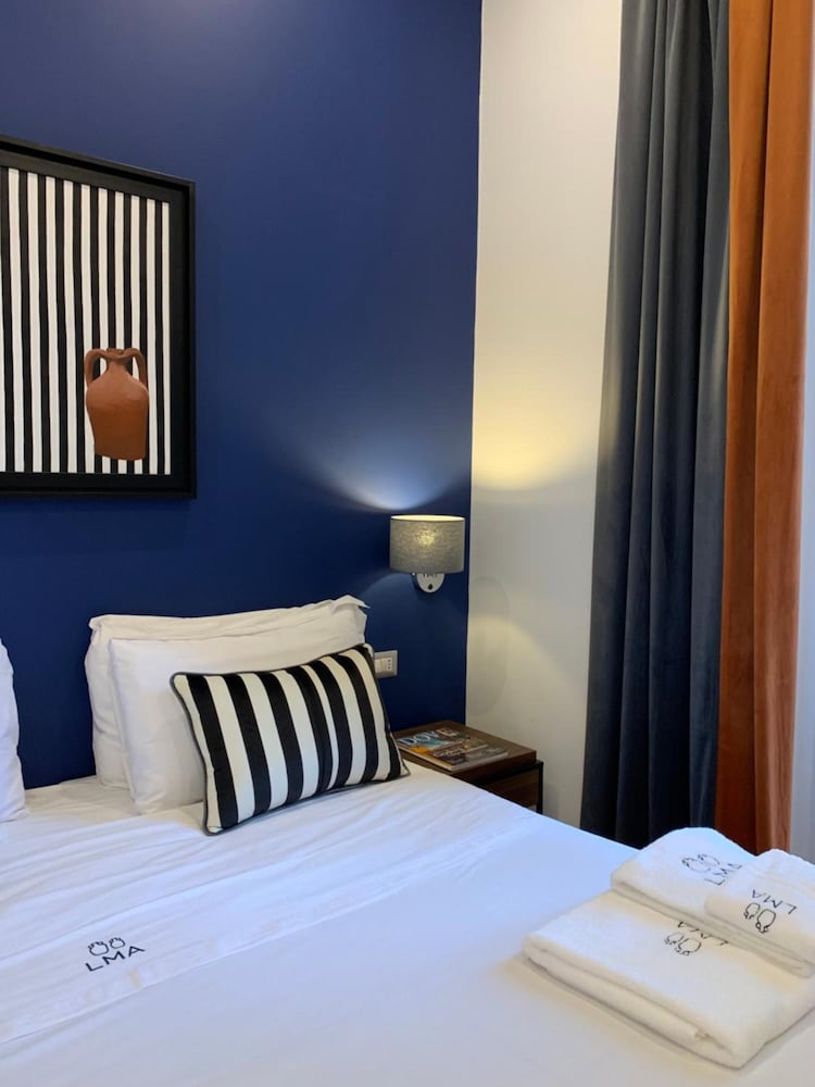 Bed & Sleeping Area