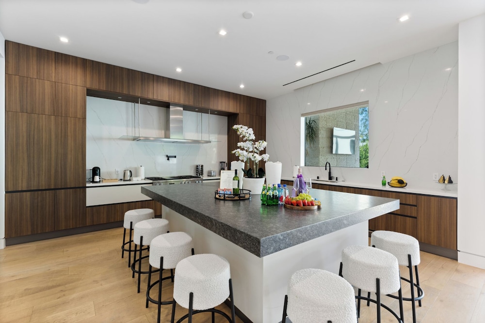 Melvin - Modern Contemporary Estate w/ Backyard + Pool & Spa