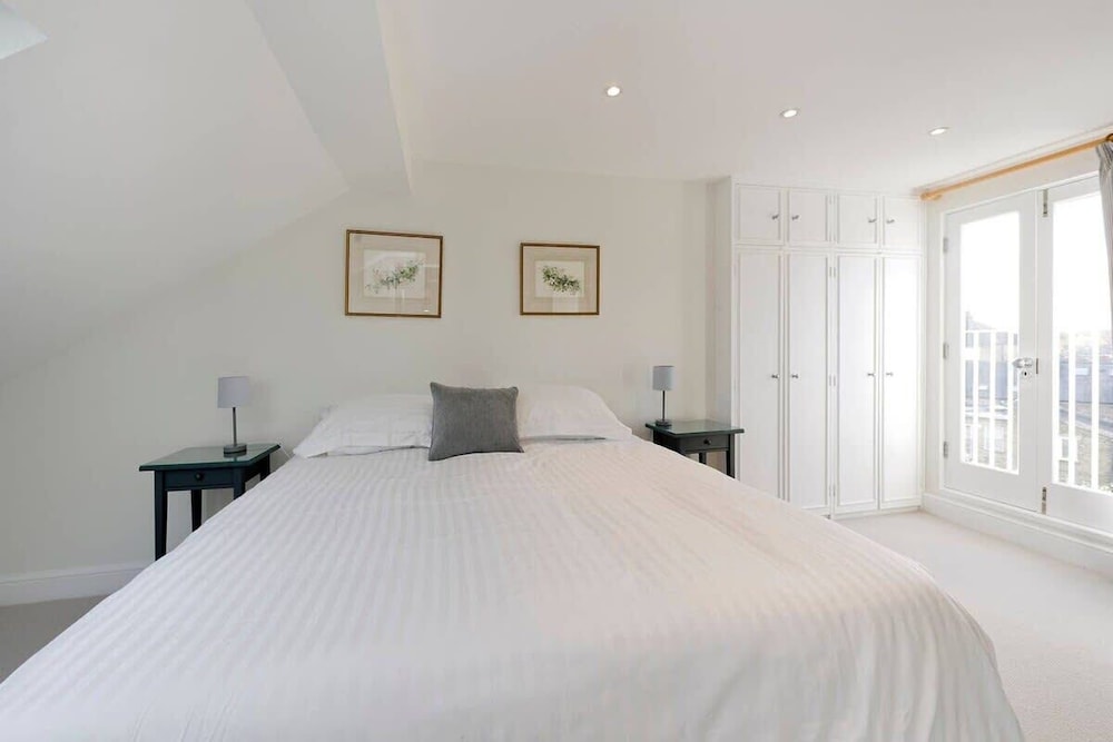 Spacious 4 Bed House, Battersea