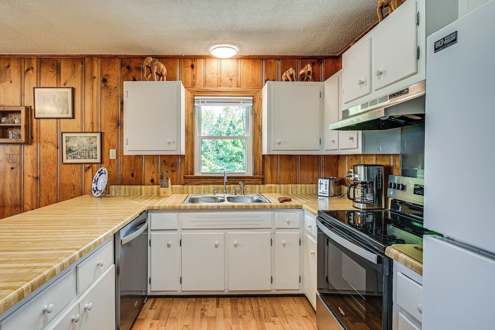 2 Mi to Oak Grove Racing & Gaming: Home on 1 Acre