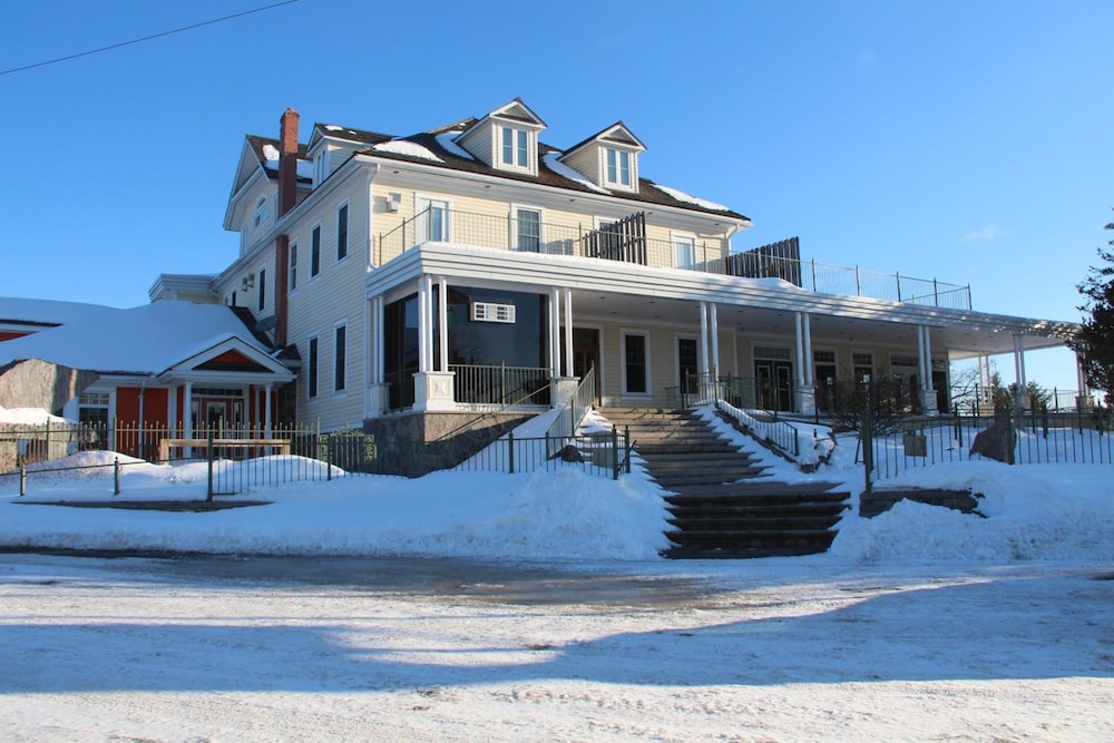 The Burleigh Falls Inn & Suites