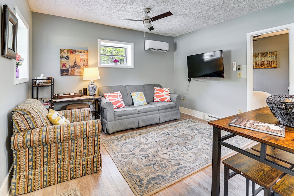 2 Mi to Main Street: Cozy Cabin in Monterey!