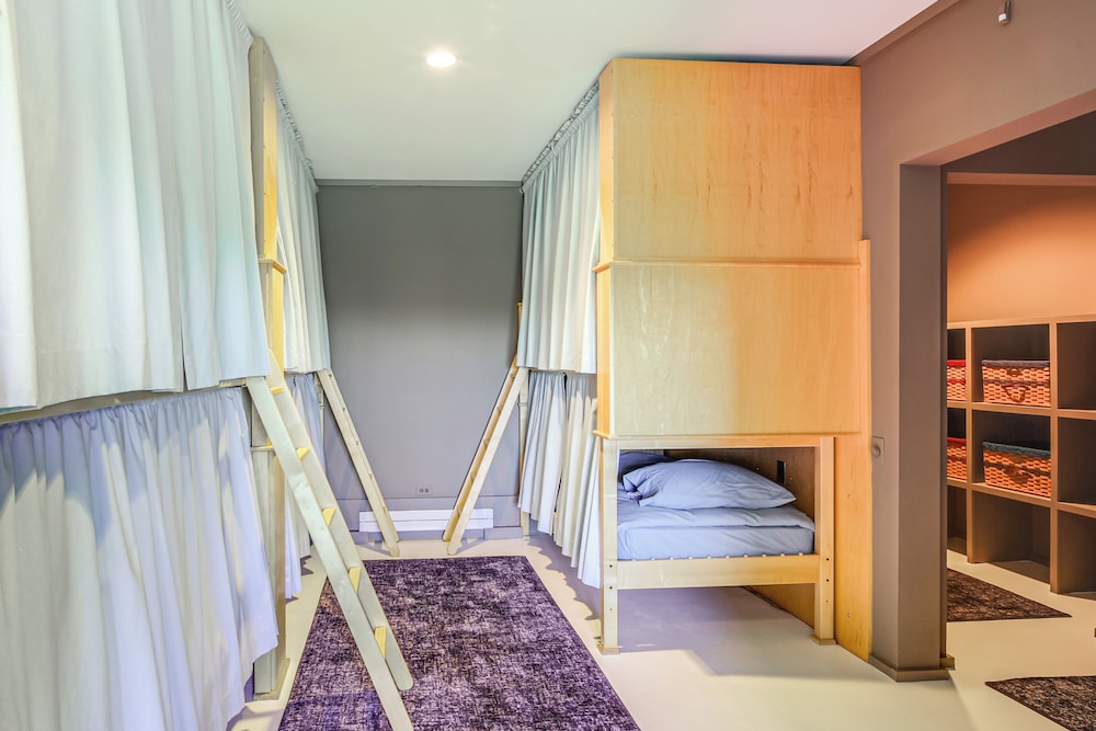 Group-friendly Newbury Stunner: Home Gym, Hot Tub!