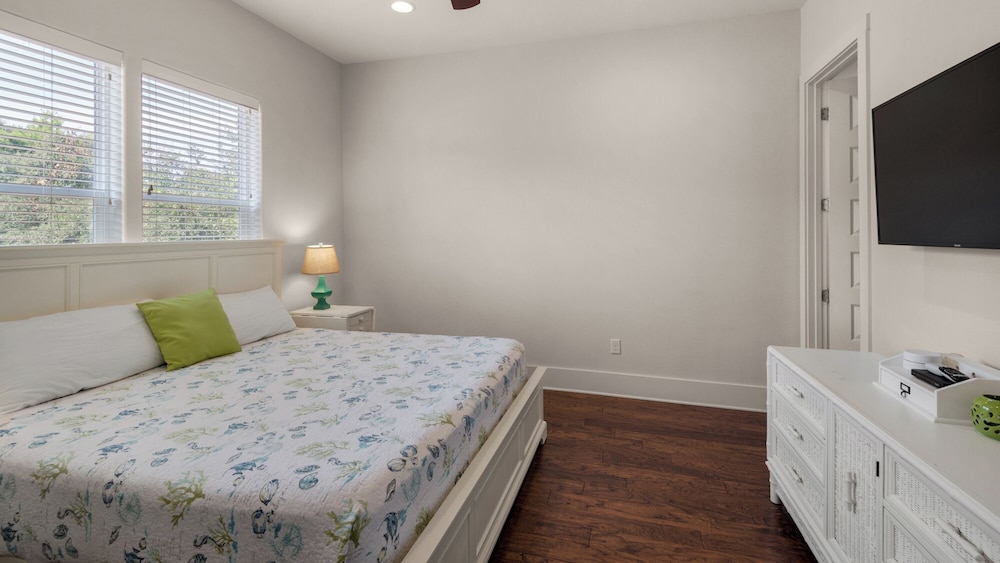 Stunning 4 Bd/4.5 BA - Free Wifi - Easy Walk to Beach