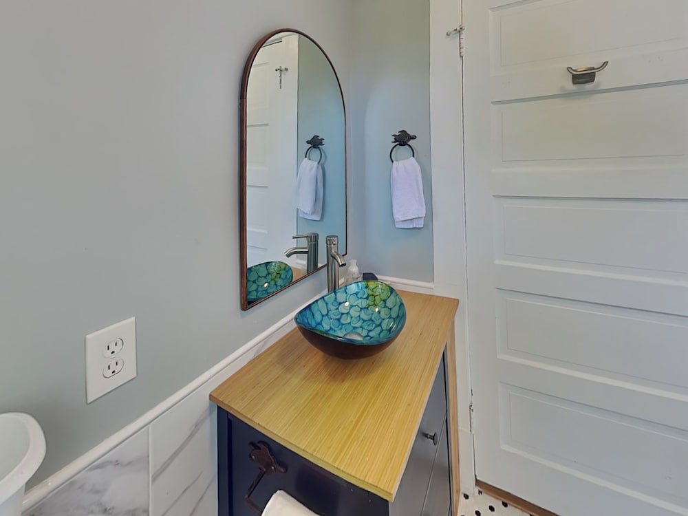 Sealy Street Duo by Ryson Vacation Rentals