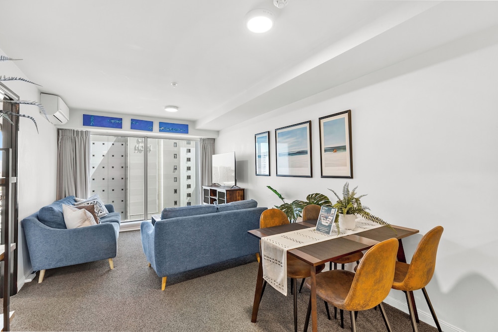 2BR Apt with Parking in Prime Spot Zodiak Stays