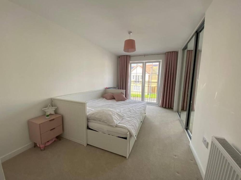 Beautiful 4 Bedroom 3 Beds House in Glasgow view 3