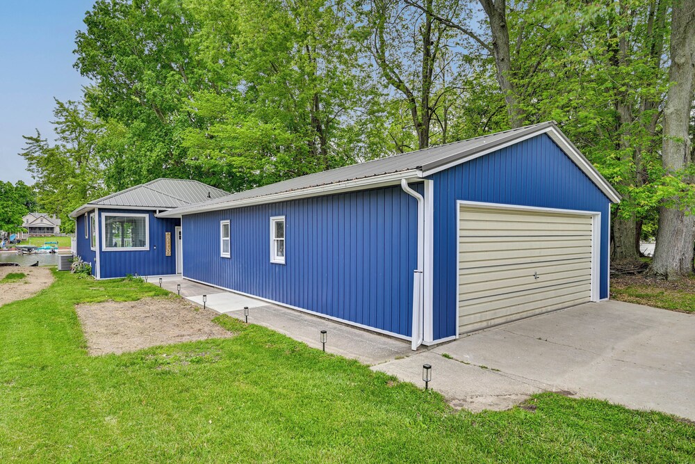 Lakefront Getaway w/ Private Dock in Colon!