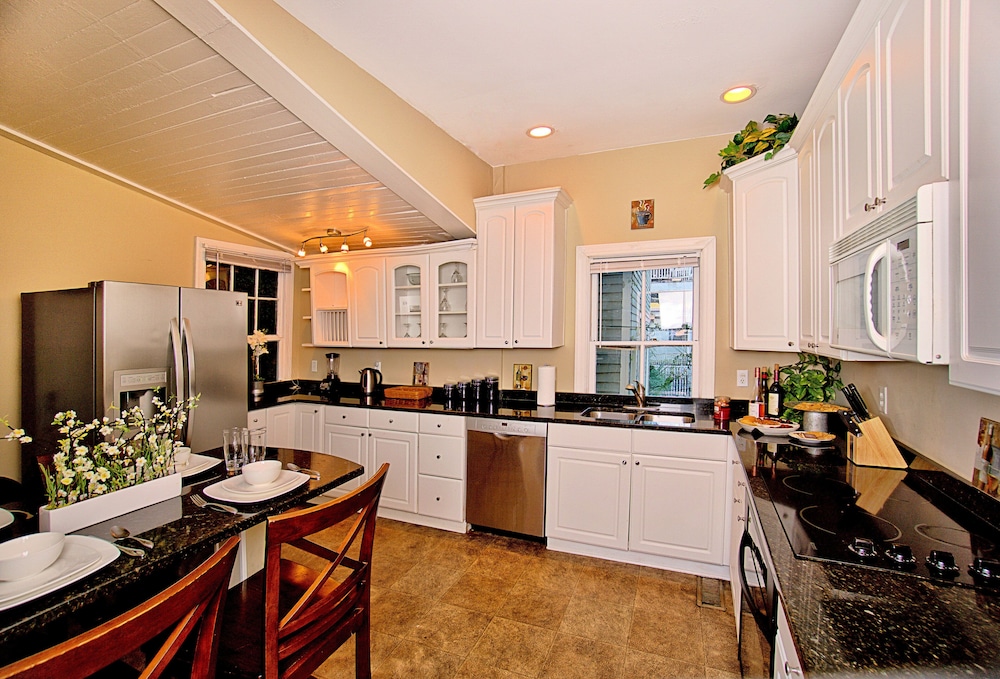 3 BR Victorian Stunner on Forsyth Park view 3
