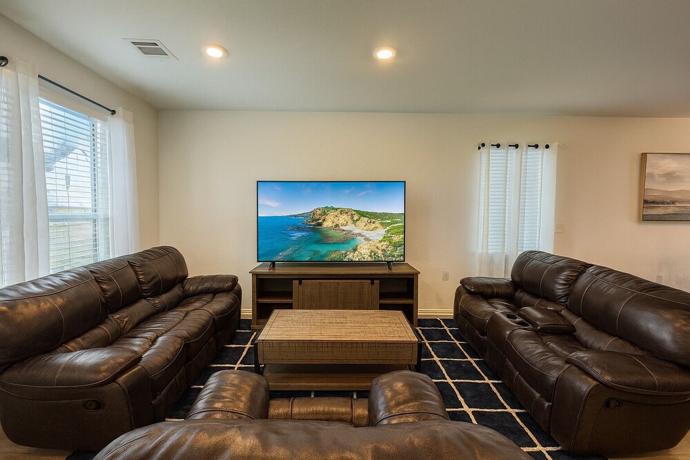 Modern 4BR New Home w Luxury Touches