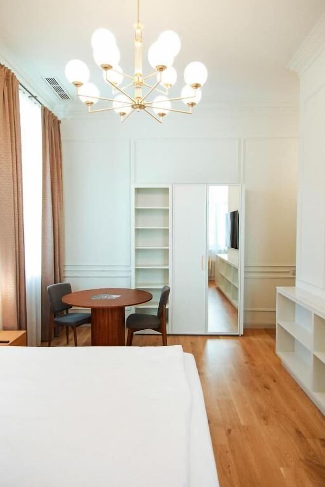 Roze Center Apartments
