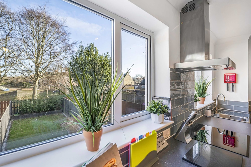 Elegant 4BR House Near City Centre Angus Suites