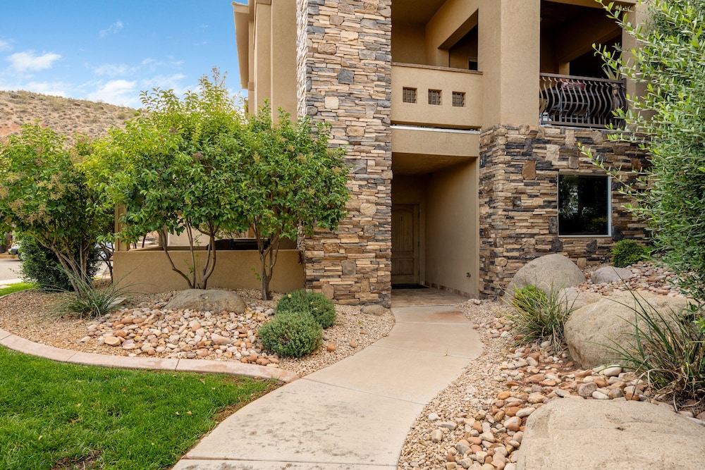 Hotel Sweet Retreat - Image 1