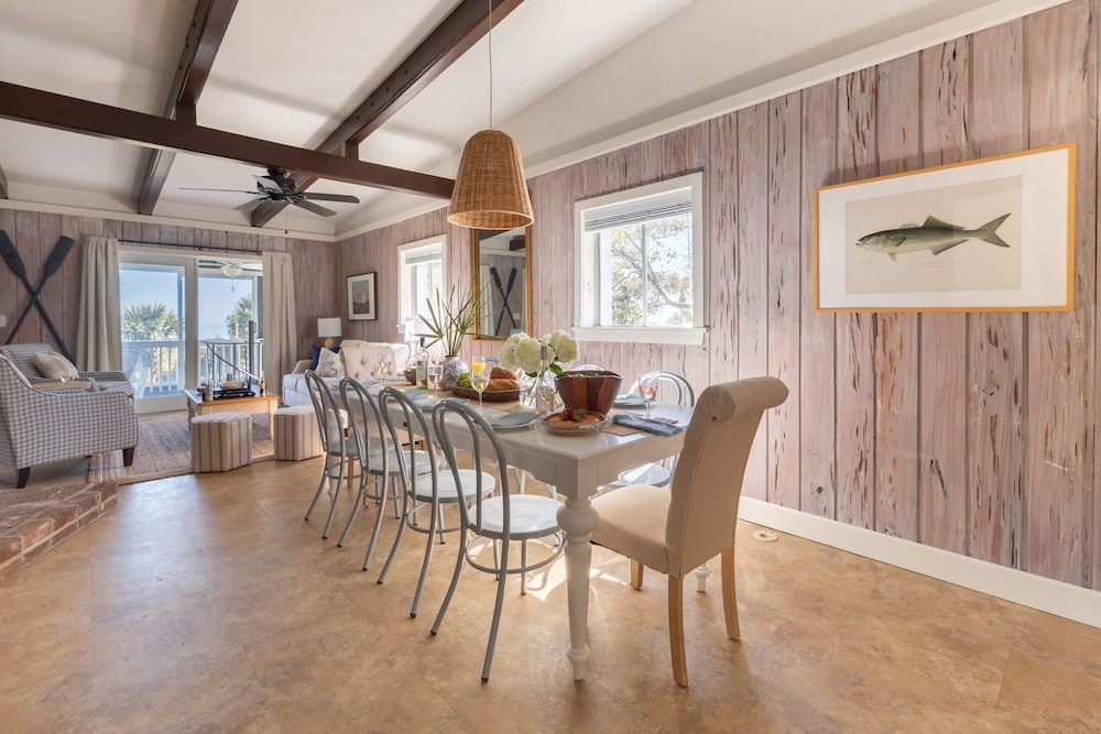 Sandpiper by Avantstay Gorgeous Beachside Home w Spacious Yard Chic Design