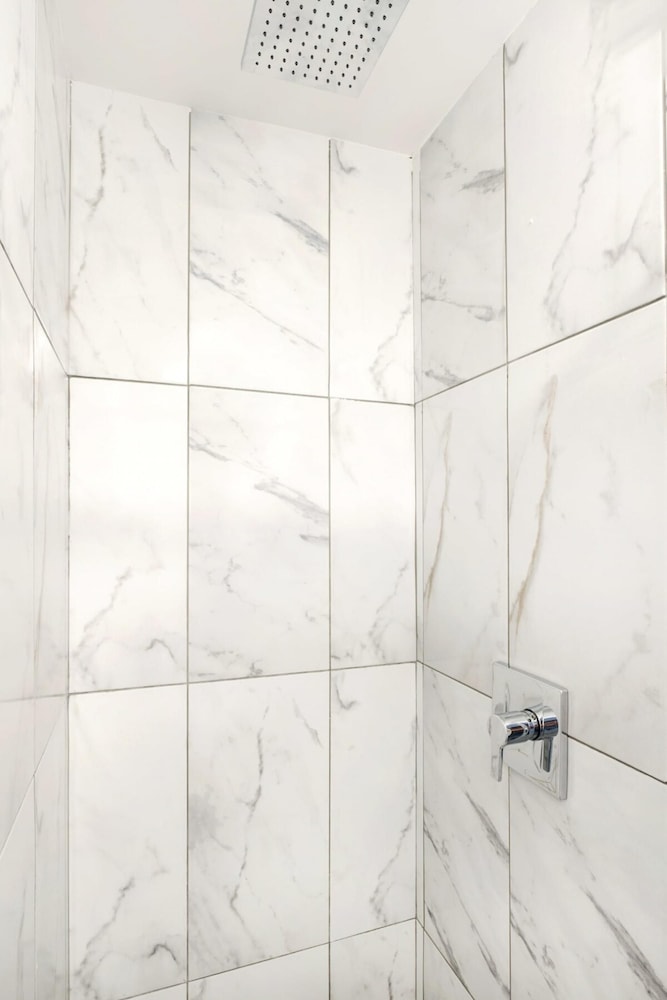 153-5a Charming 2BR LES W D