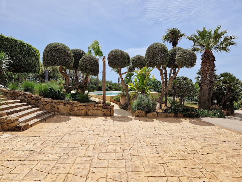 B&B Lekythos