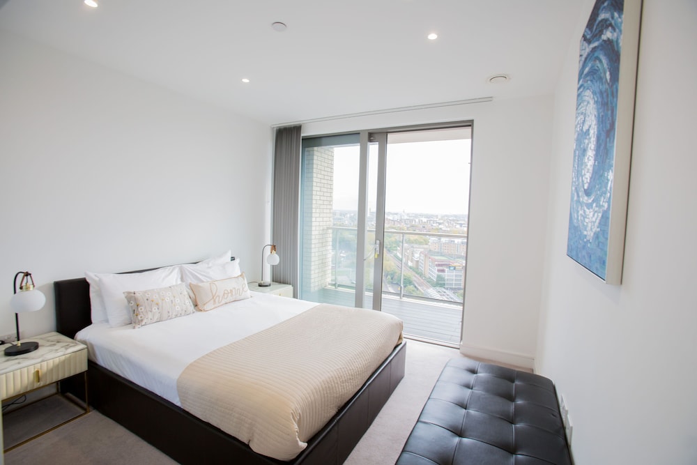 Canary Views One Bed and Bath Apartment