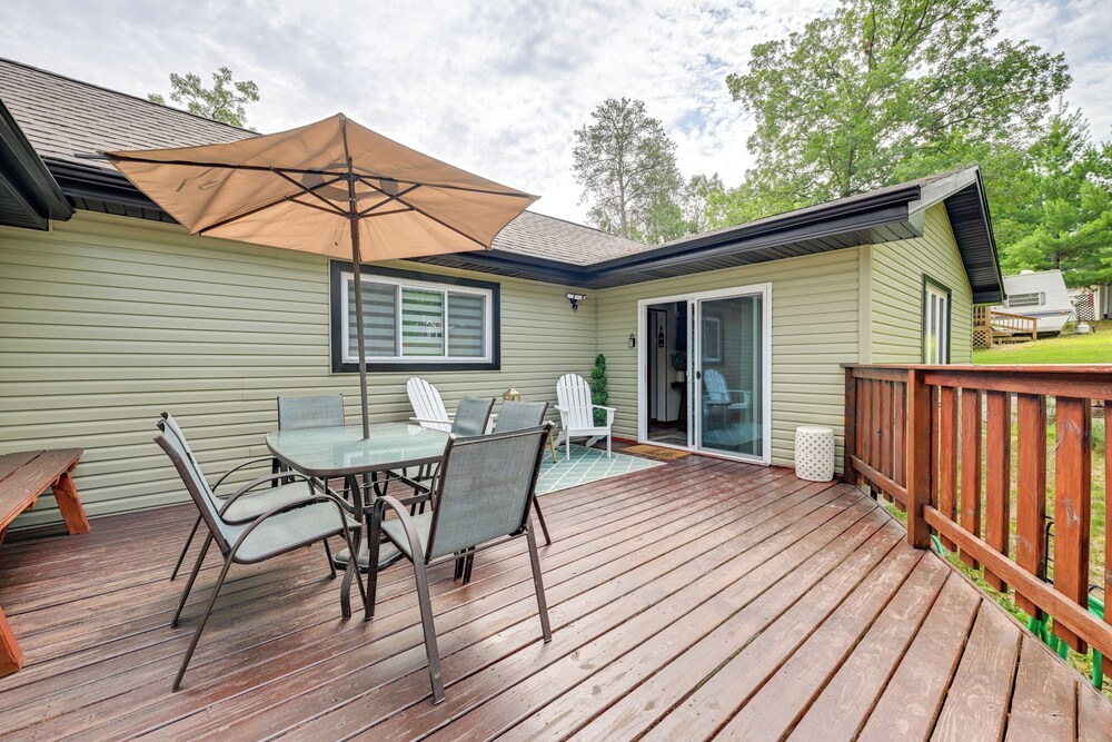 Private Hot Tub, Deck! Group Getaway in Friendship