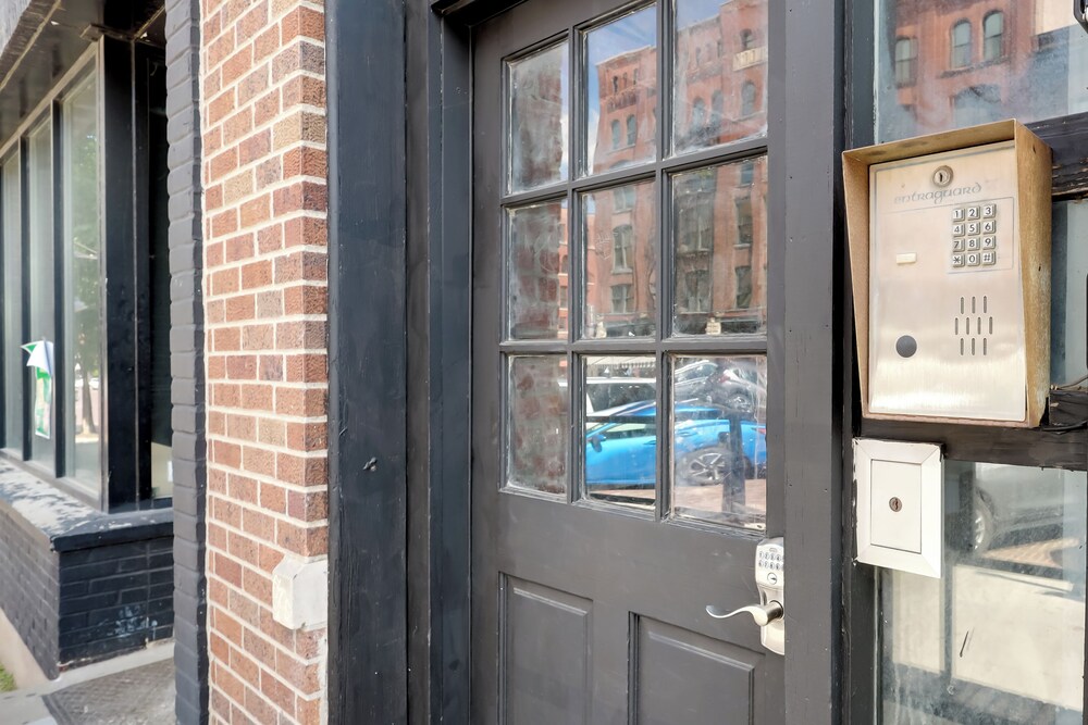 Prime Old Market Location: Walkable Omaha Condo!