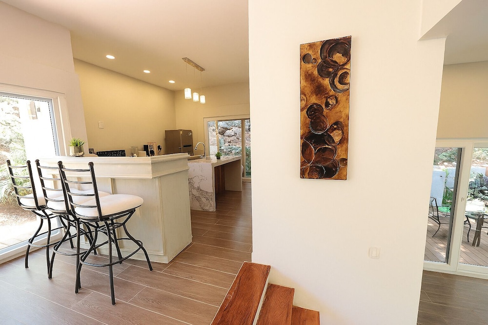 Casa Luminiere- Keyhole Bay #5 3 Bedroom Home