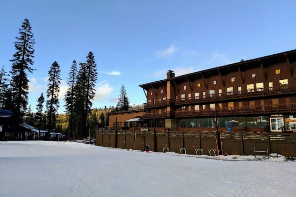 Luxury Retreat Home w Hot Tub - Property Image 29