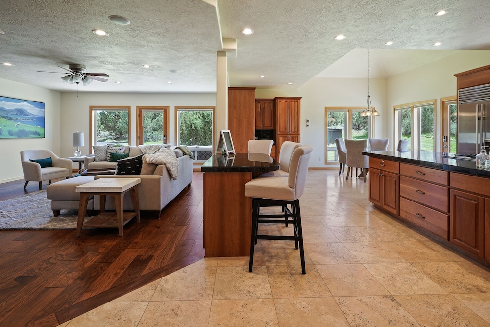 Family-Friendly Dara Oaks Home with Private Hot Tub and BBQ on the Deck by RedAwning