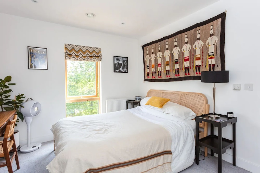 Bright 2 Bedroom Apartment Near Victoria Park