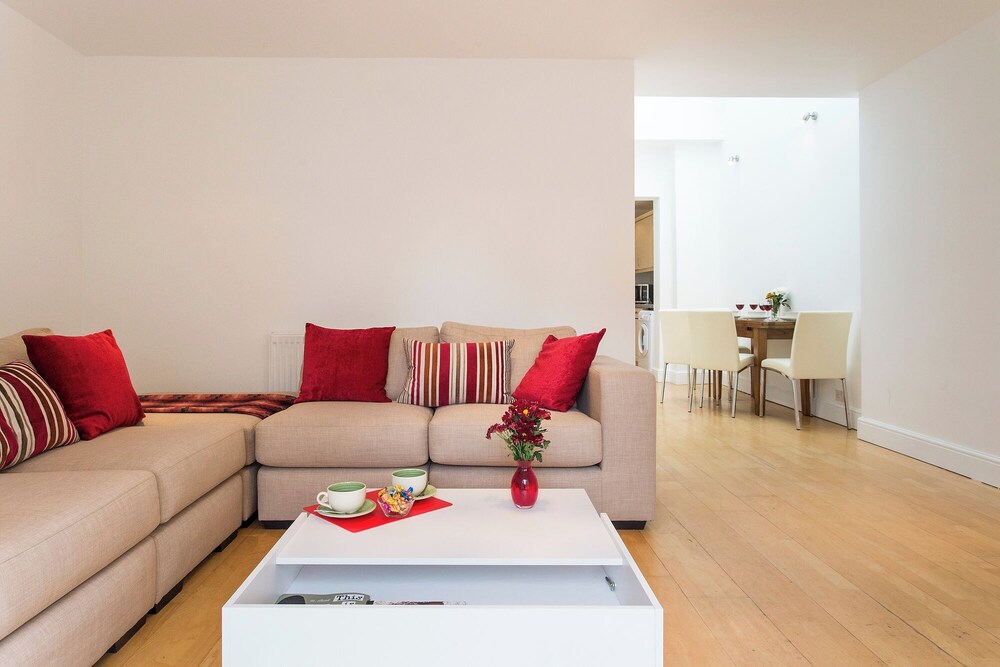 JOIVY 2-bed flat in West London