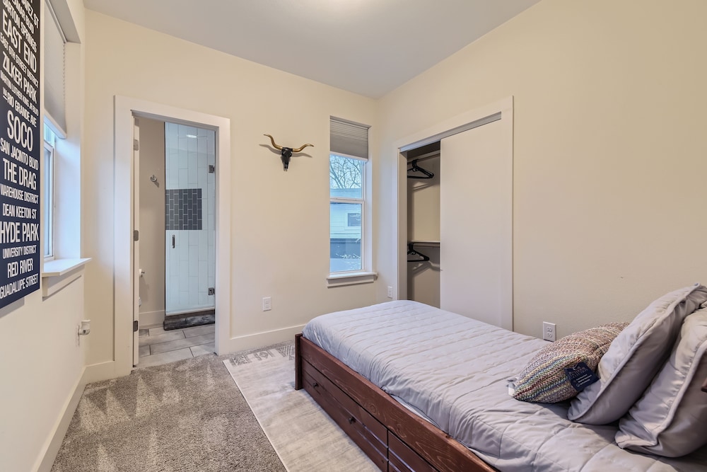 Off The Hook Austin + Chic 2Br Retreat + Firepit view 4