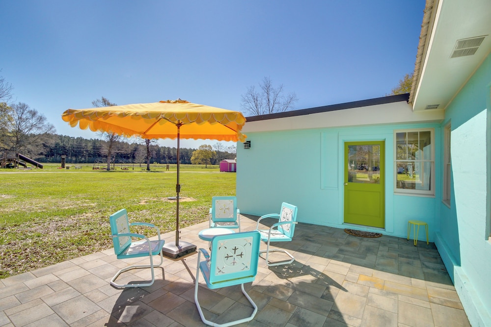 Colorful & Retro Perkinston Cottage w/ Yard!