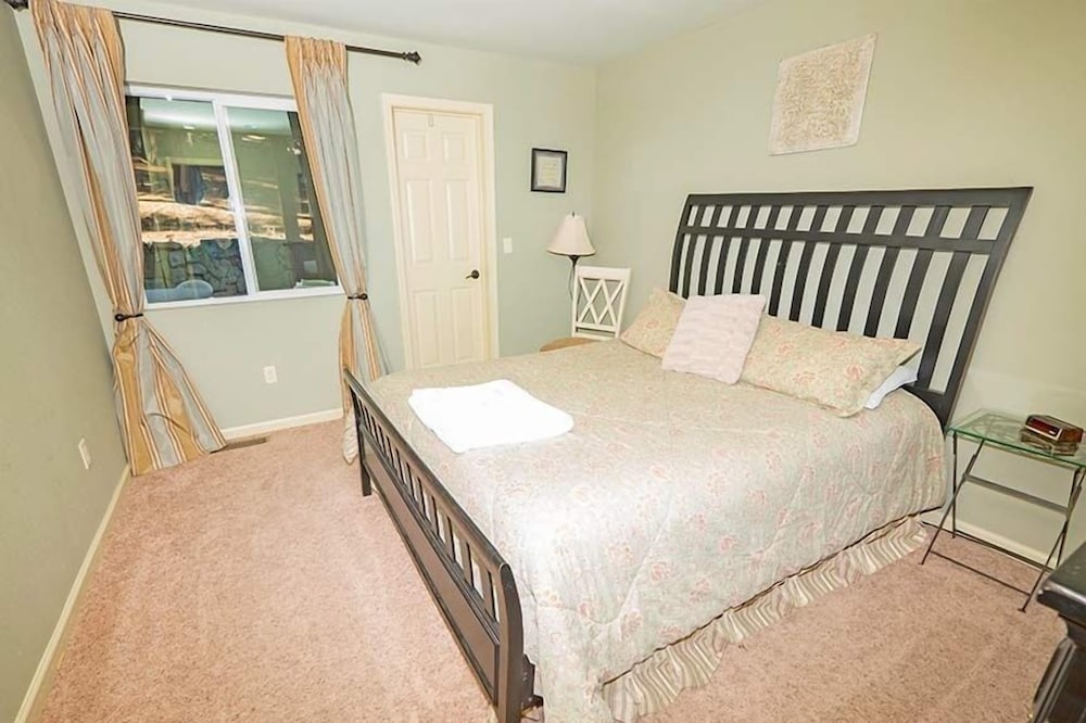 3614 Saddle Road 3 Bedroom Cabin by RedAwning
