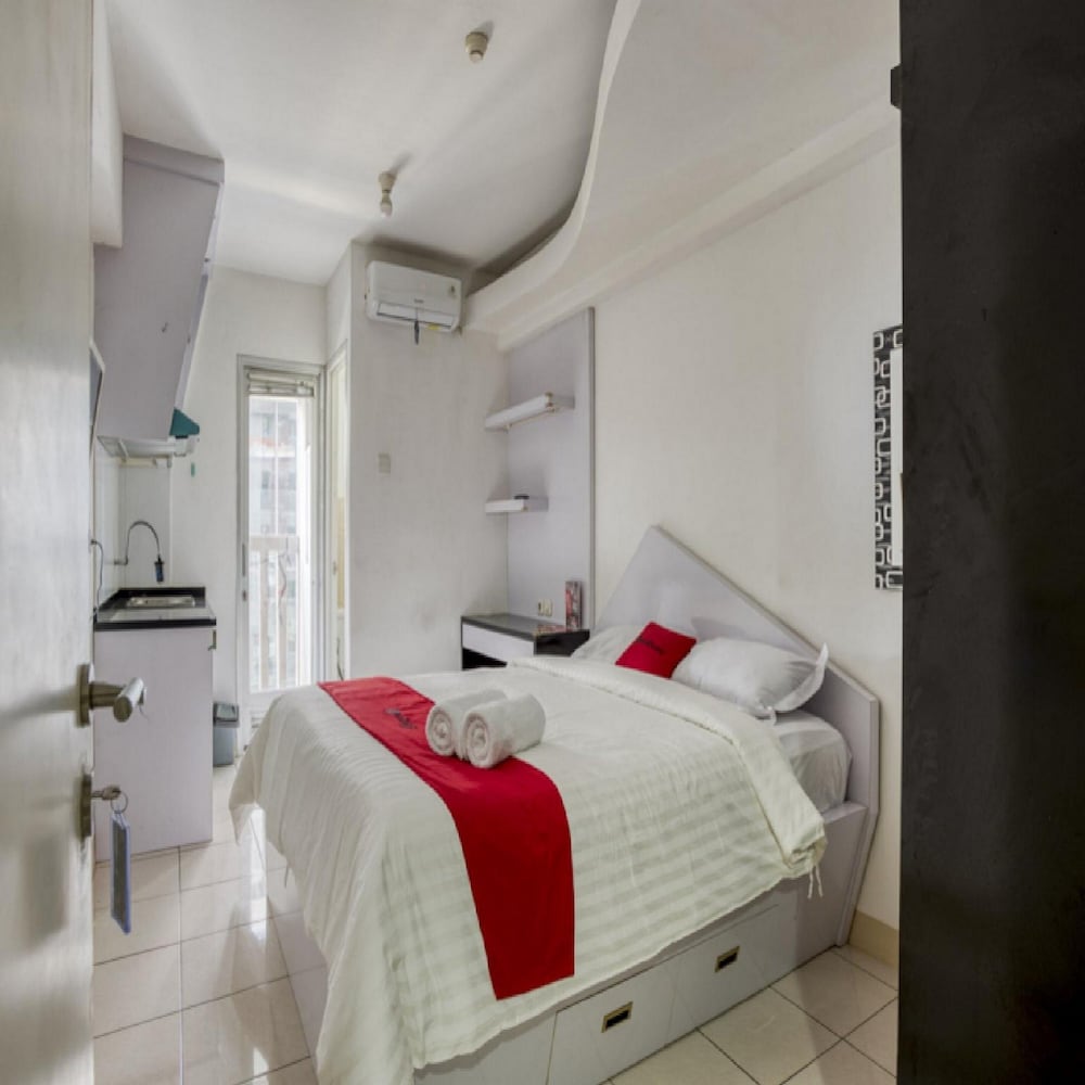 RedDoorz Apartment @ Green Bay Pluit view 4