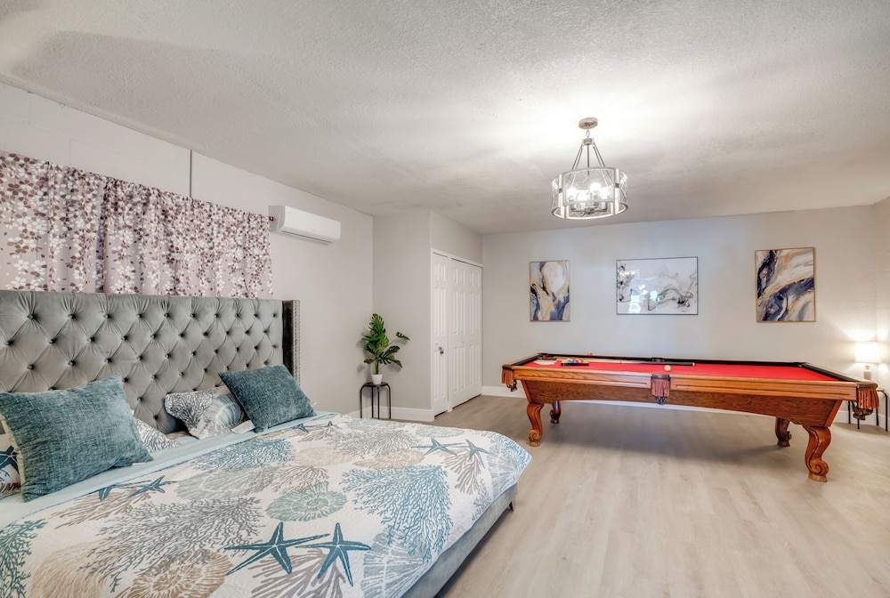 Canal & Gulf Views: Spacious Hudson Home