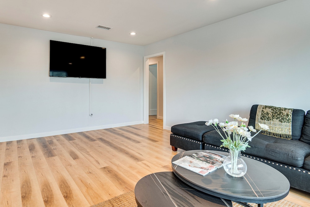 4 Mi to Sofi Stadium, Fenced Yard: Modern Retreat!