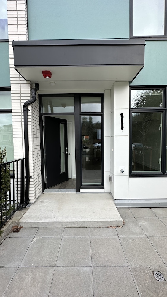 Vancouver Vacations - Ruby Red Cloud Homes Vancouver - Property Image 21