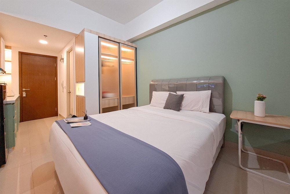 Simple Neutral Toned Studio Room At Parkland Avenue Apartment